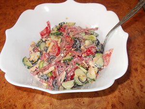 2. Салат с тунцом и маслинами